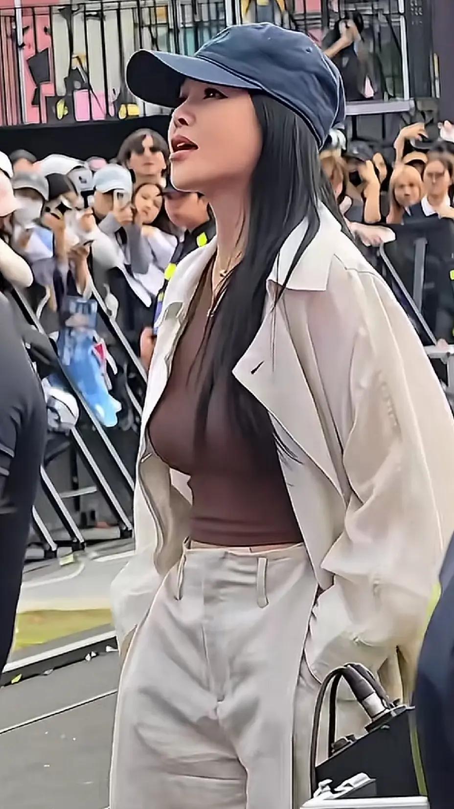 伊能静穿上休闲装，又美又飒，还显得非常年轻。穿上裙子，美丽又温柔，很有女人味。