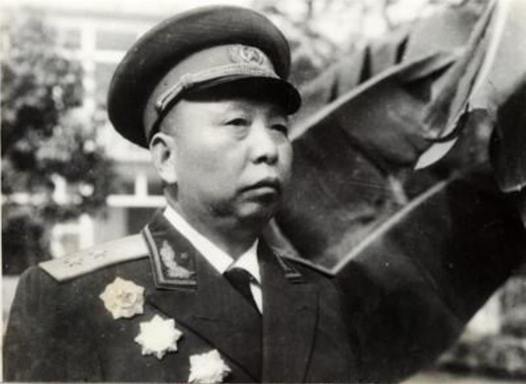 1982年，詹才芳因病住院，李先念约徐向前一起去看望他，谁知徐向前却说：“有件事