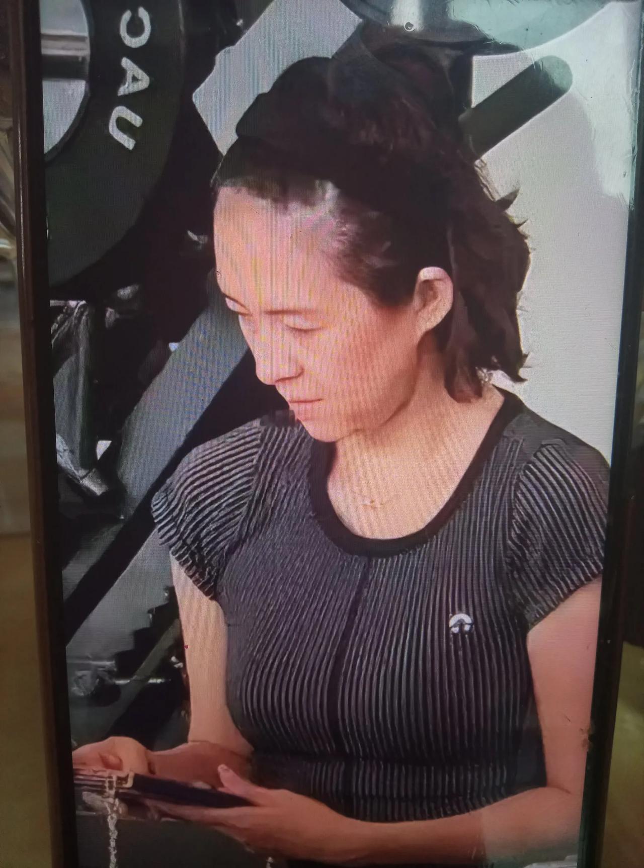 不知道离婚后的章子怡经历了什么，长的有些操之过急，近日四十七岁的章子怡与儿子现身