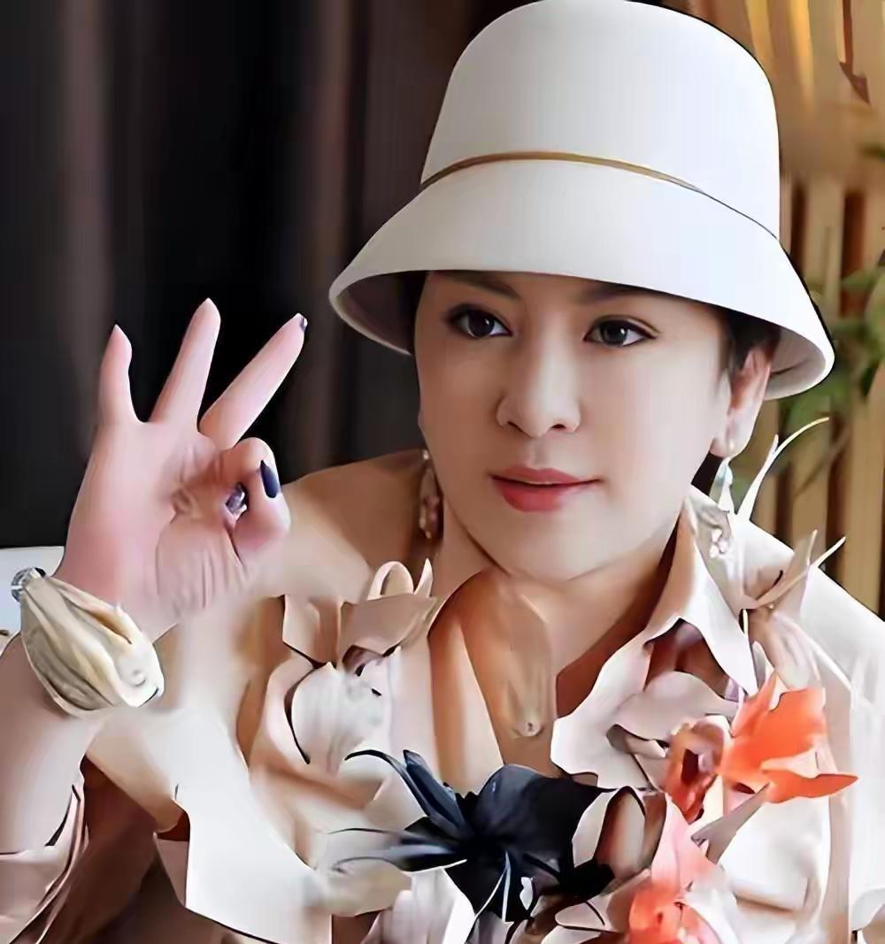 郭碧婷被曝婚后得自己还豪宅贷款，向太的信托名单里没她名字。网友翻出向太那句“媳