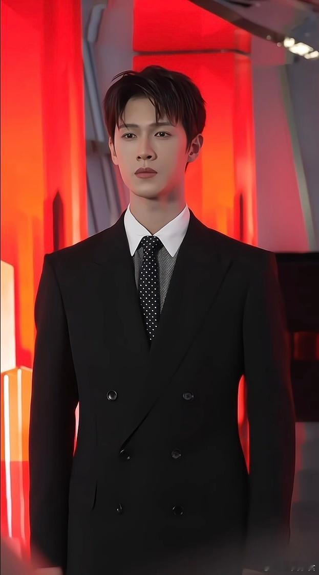 李昀锐闪光灯下的表情管理咱就是说，李昀锐今日黑色西装杀疯了！闪光灯下表情管理一绝