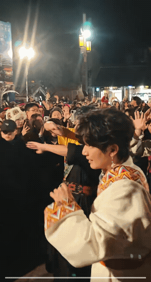 再就业男团是真的火啊!!!篝火节后他们撤了好久才走出人群好多粉丝赶过去把