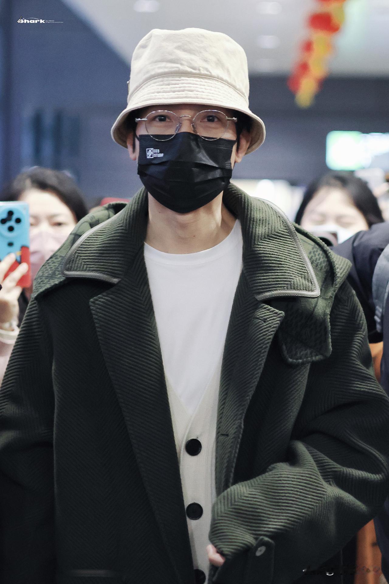 陈楚生，到上海喽！一个人坐在那边整理自己的蘑菇帽子，突然发现前前后后都有人在