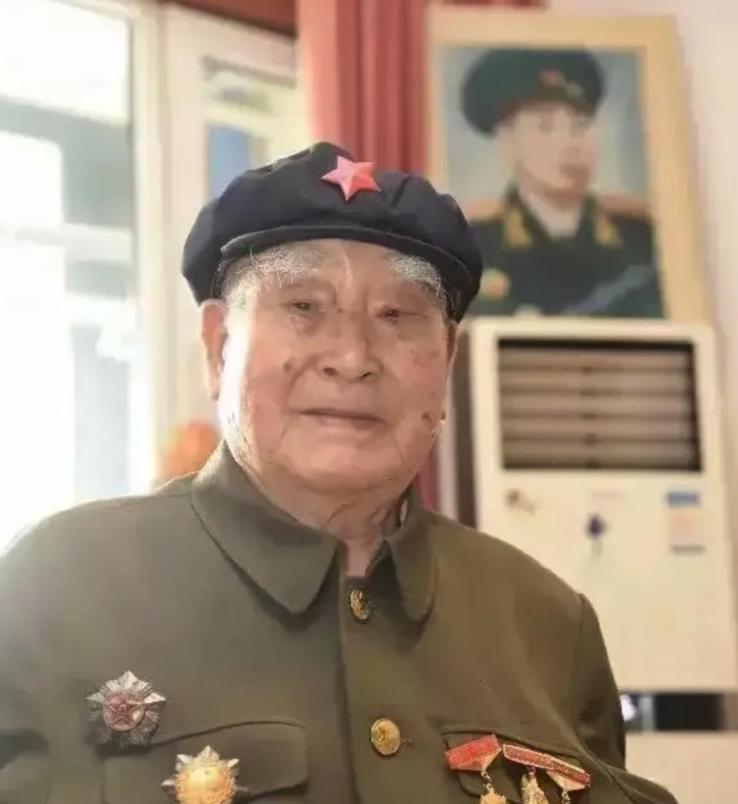 1943年，俩伪军接活清理打仗留下的死人堆，瞅见个八路军还没断气，刚要凑过去捅死