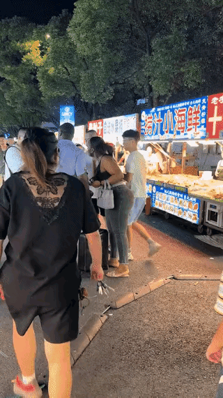 一对黑人夫妇在餐馆用餐完毕想要逃单离开，没想到被店员拦住，夫妇两人竟然做出非常侮