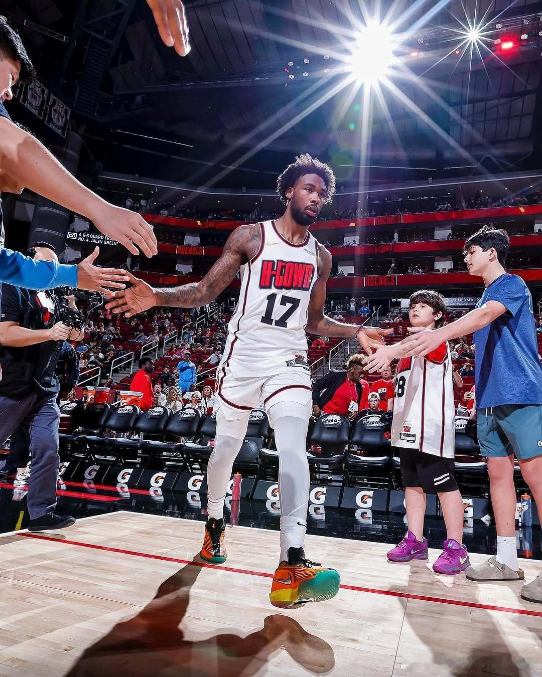 TheAthletic的火箭跟队记者KellyIko近日回答球迷提问时，谈到