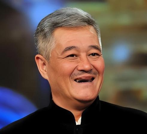 今年春晚的瓜，比饺子馅还稠。赵本山的名字，终于和导演组放一块儿了。陈佩斯那边