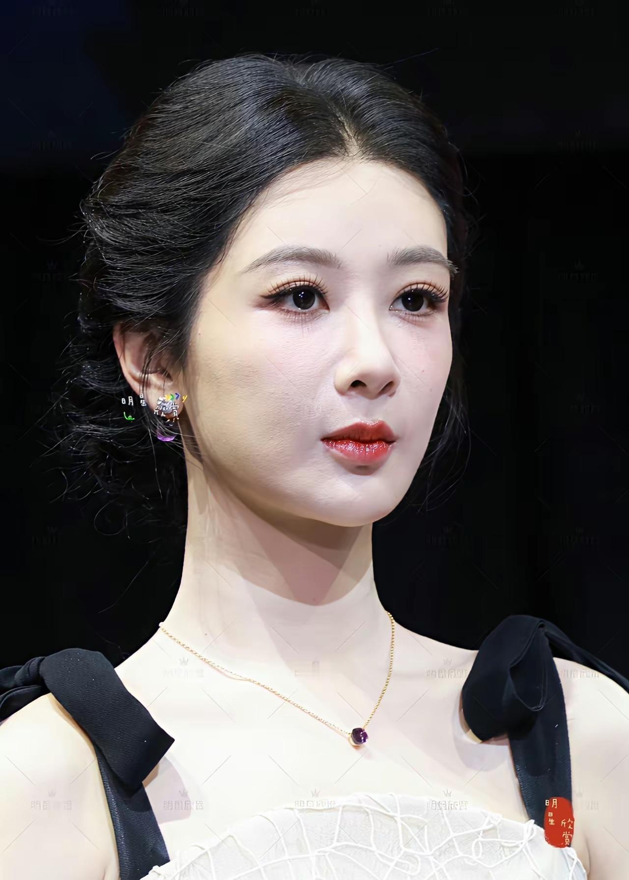 演员熬夜多了，再贵的护肤品和医美都没用啊。杨紫还不到34周岁，这脸上的坑坑洼洼已