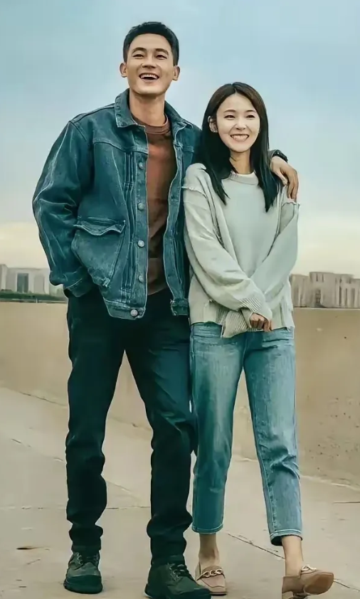 左边这位是欧豪，高挑的身材，阳刚之气逼人。右边这位女演员，温婉如水，甜美动人。她