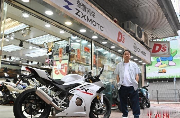 九龙陈列室挤满人，没驾照的也来交钱，厂方却说不接单了。这事发生在4月底，香港大