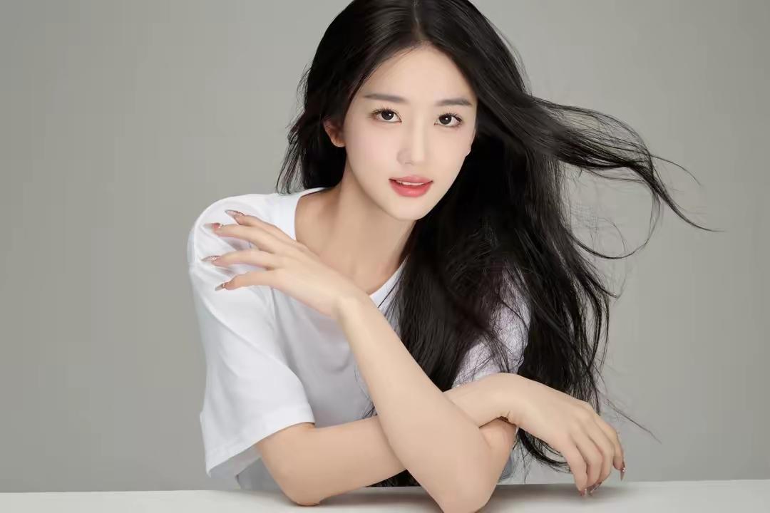 温柔甜美的少女，白色T恤，黑色长发飘逸，微笑迷人。