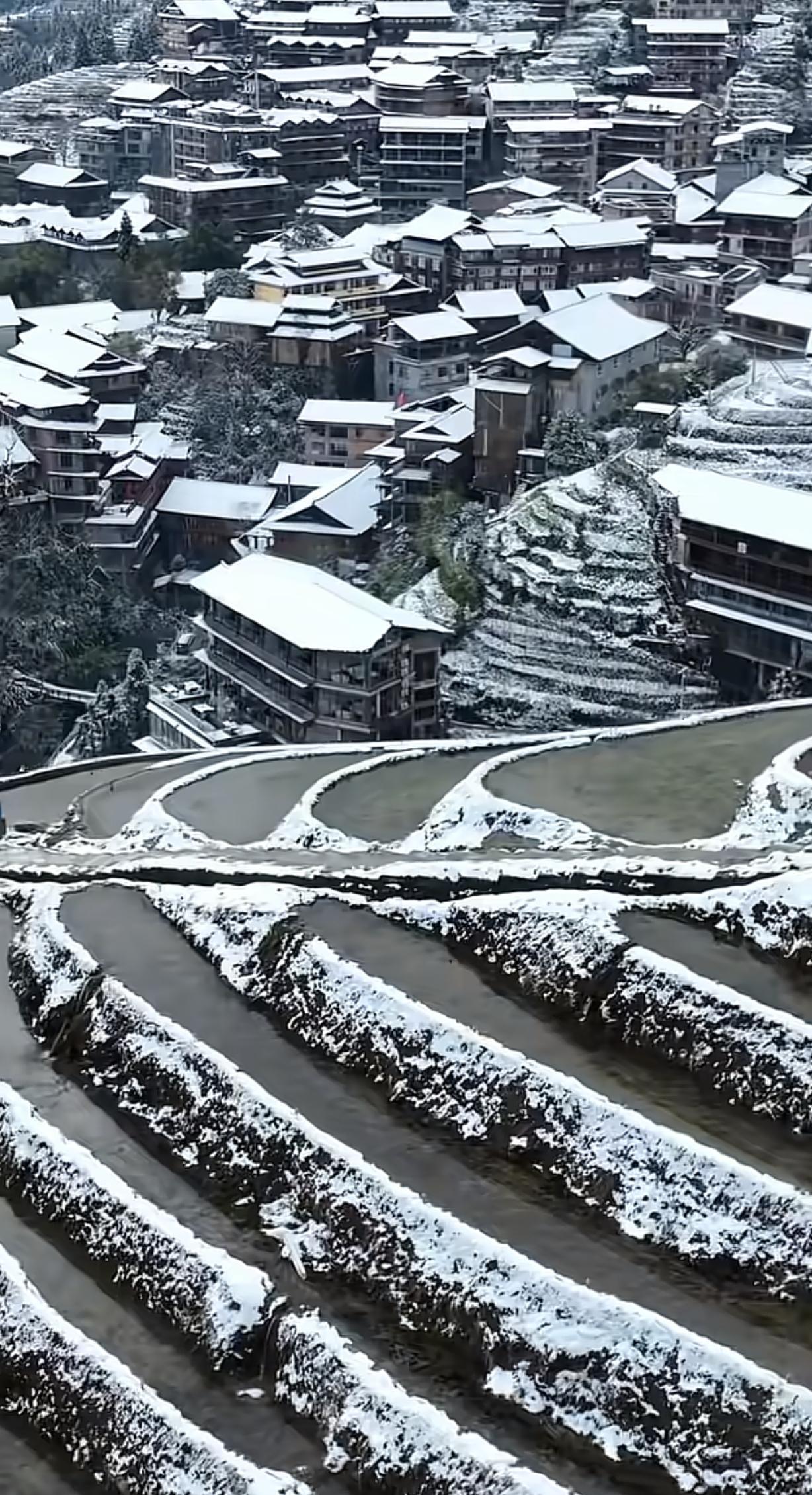 山脚下的周家村等村落偎着江与山，白墙黛瓦隐在红枫间，江风裹着草木香，农家的烟火气