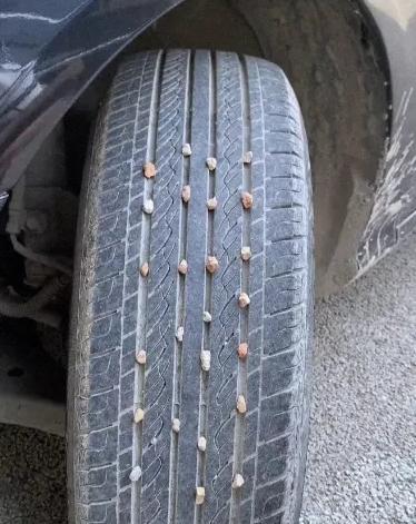 昨天去修车，师傅指着我轮胎上的小石子说：你这再开几天，高速上就得爆胎！我吓出一身