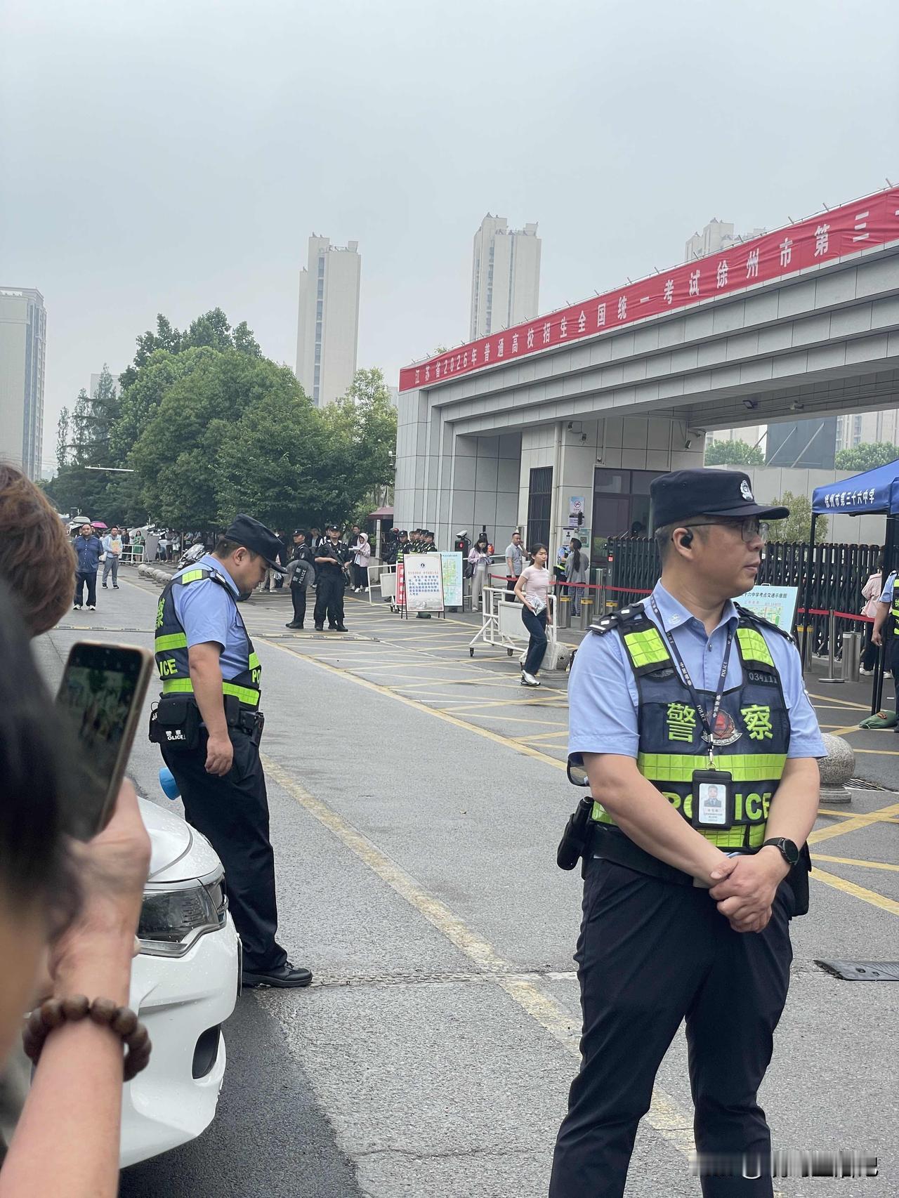 看到警察、特警、志愿者们都在考场外辛勤守护着考生，说实话特别感动，也特别安心。