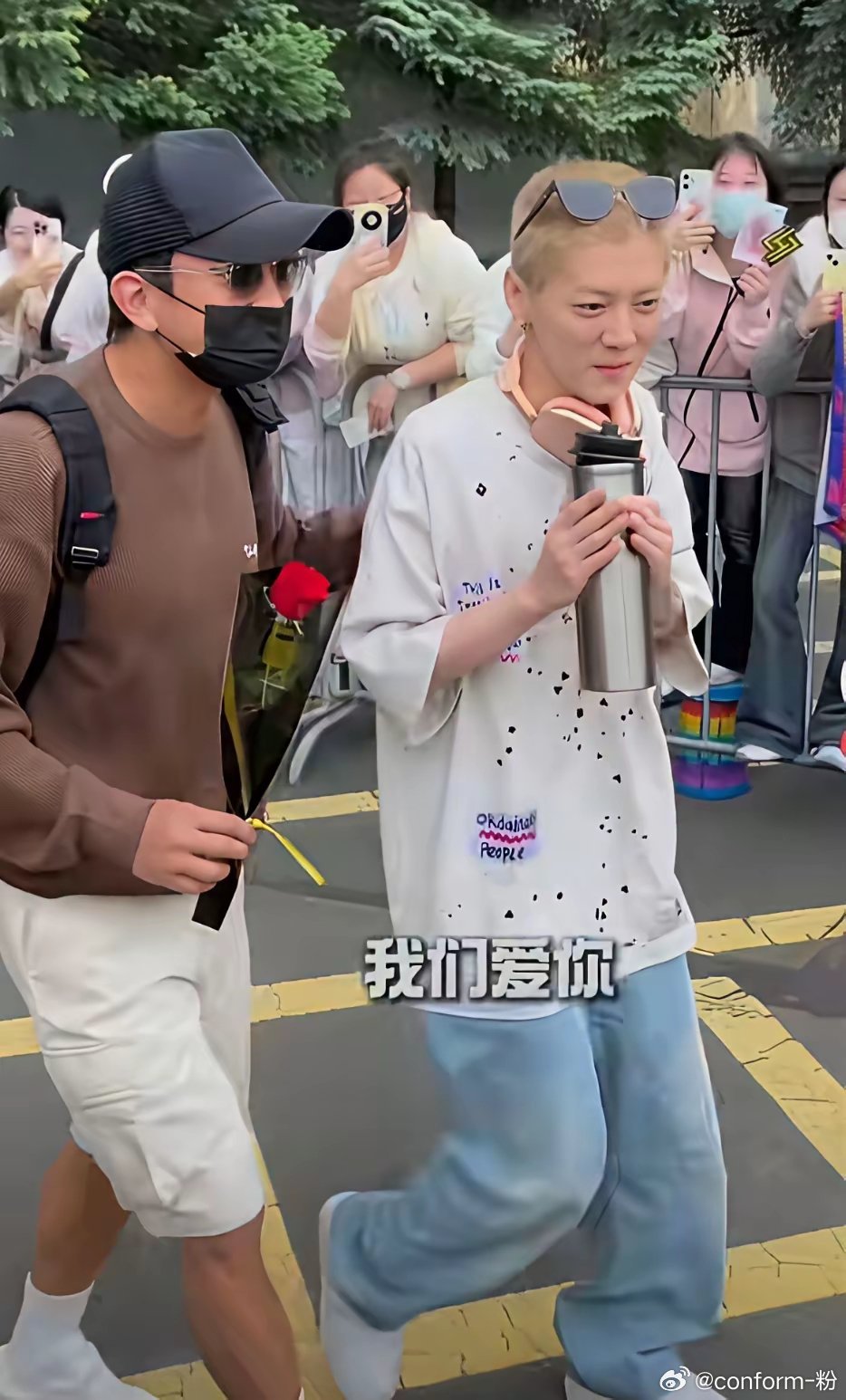 鹿晗啊，咱听劝，目前来看最丑的发型就是现在的寸头黄毛，实在是不忍直视，也太丑了些