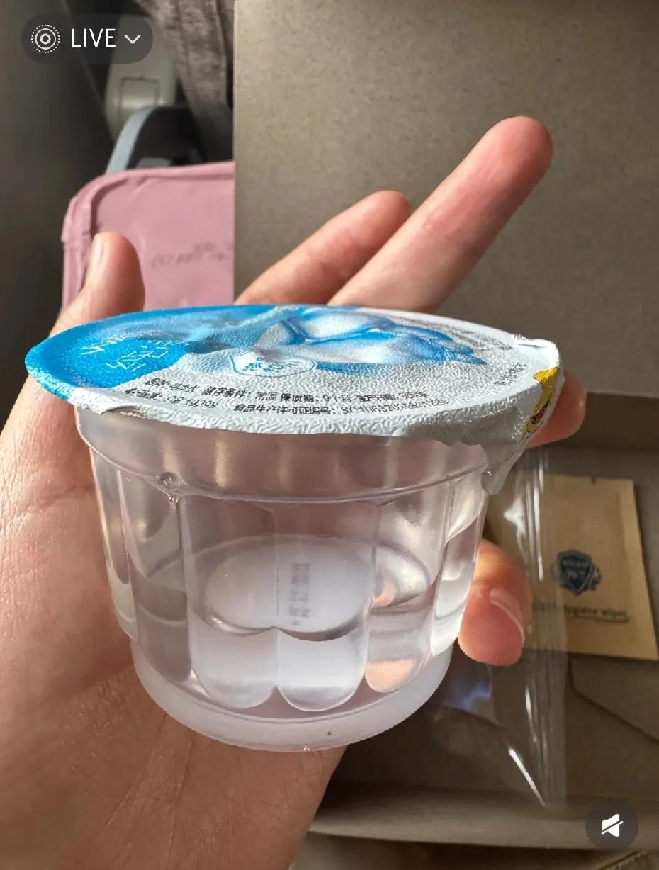 东航飞机餐一吃一个不吱声，东航现在是连酸奶都不提供了吗？打开餐盒找半天吸管，正