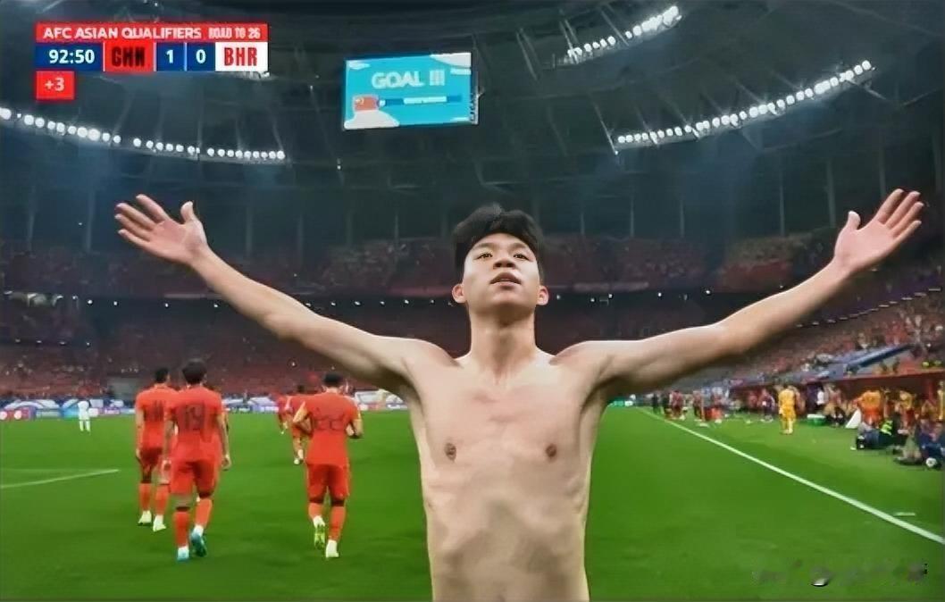 年少轻狂，王钰栋退役庆祝成为球迷心中“全村的希望”！18岁的年纪就敢站在罚球