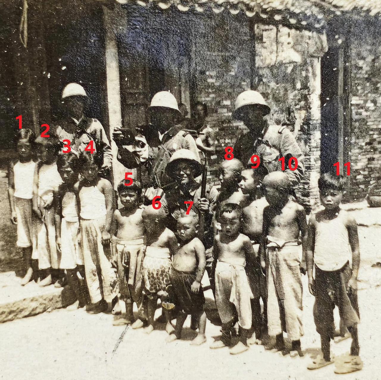 图为1937年日军冲进广东的一家孤儿院抓到了一群中国孤儿。从照片上看，他们年纪都