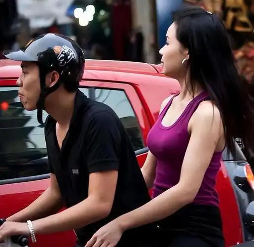 失业后，有三家公司，两家酒吧的朋友，给我指条财路，问我愿不愿去拉皮条。我哭笑不得