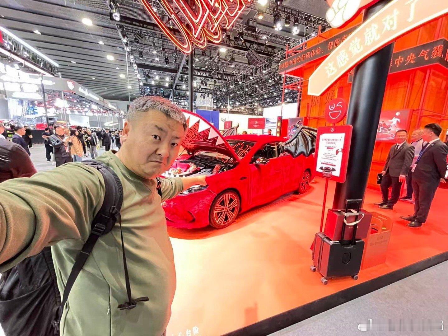 广州车展“最不正常”的品牌竟然是奔驰！他们的展台有两款车，都是CLA纯电轿车的“