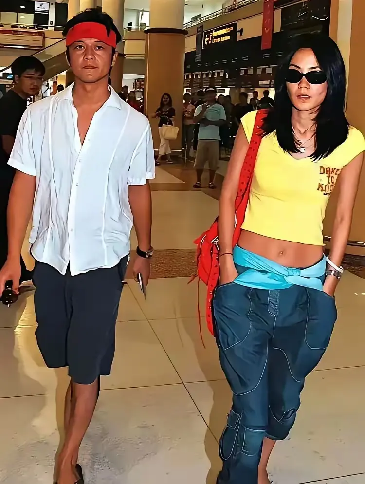 看看当年的李亚鹏王菲有多潮，有多前卫。特别是王菲简直就是时尚潮流的天花板，又酷