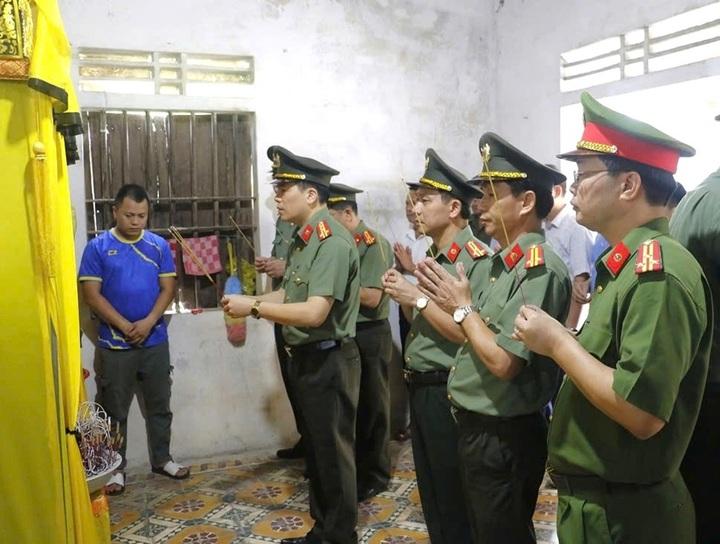 越南义安省警察局领导和官兵去英勇牺牲民警家上香哀悼并给死者亲属授予三级祖国保卫