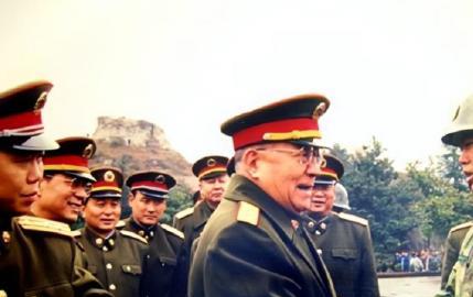 1996年，志愿军老兵迟浩田参观美军基地，被美方轻视，他直接给美军露了一手，震惊