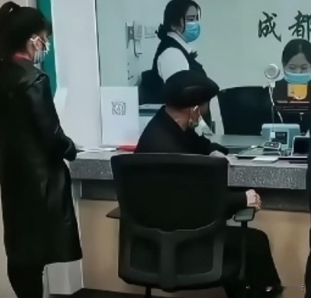 广东肇庆，黄大爷在银行存了1万块定期，一年后到期把利息取出来，又添了2万块进去办