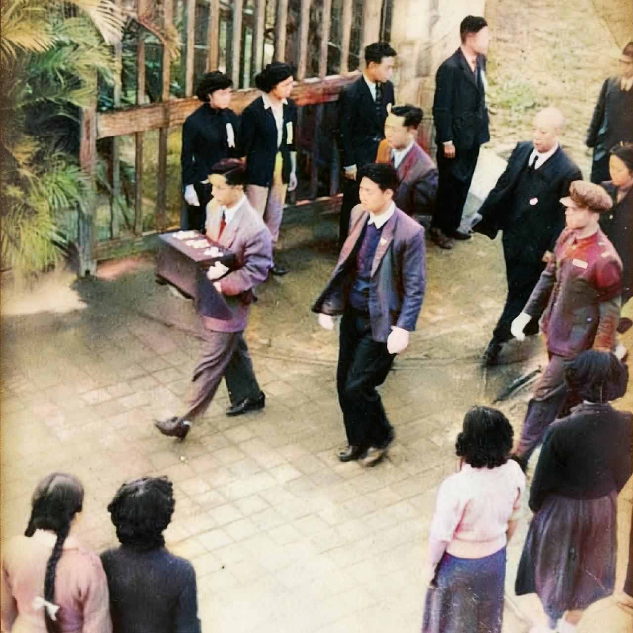 1950年，北大校长傅斯年的葬礼上，一张罕见的留影，从镜头中我们可以看到，傅斯年