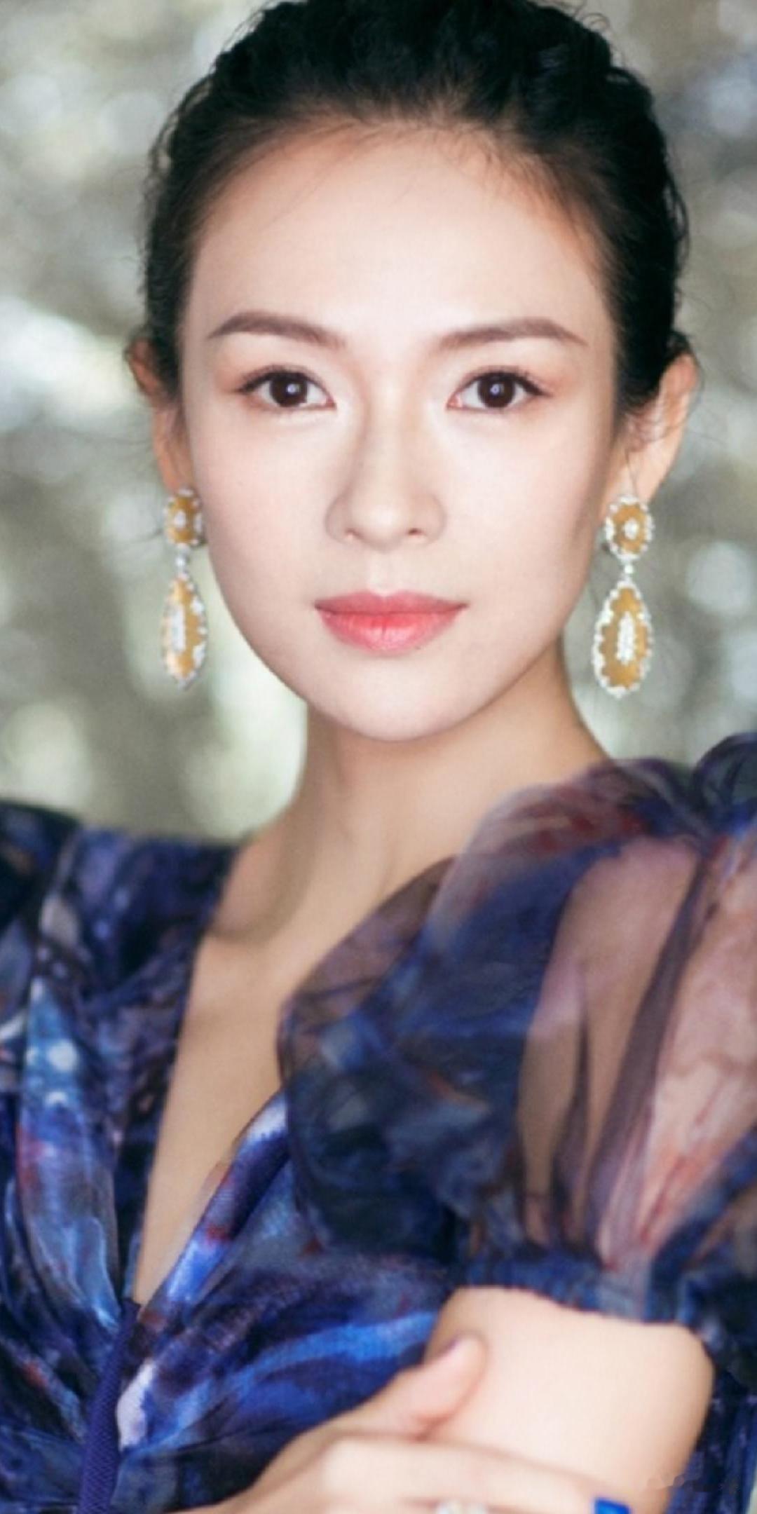 全网刷屏！47岁章子怡黑纱造型封神，状态回春背后太清醒通透近日，章子怡现身