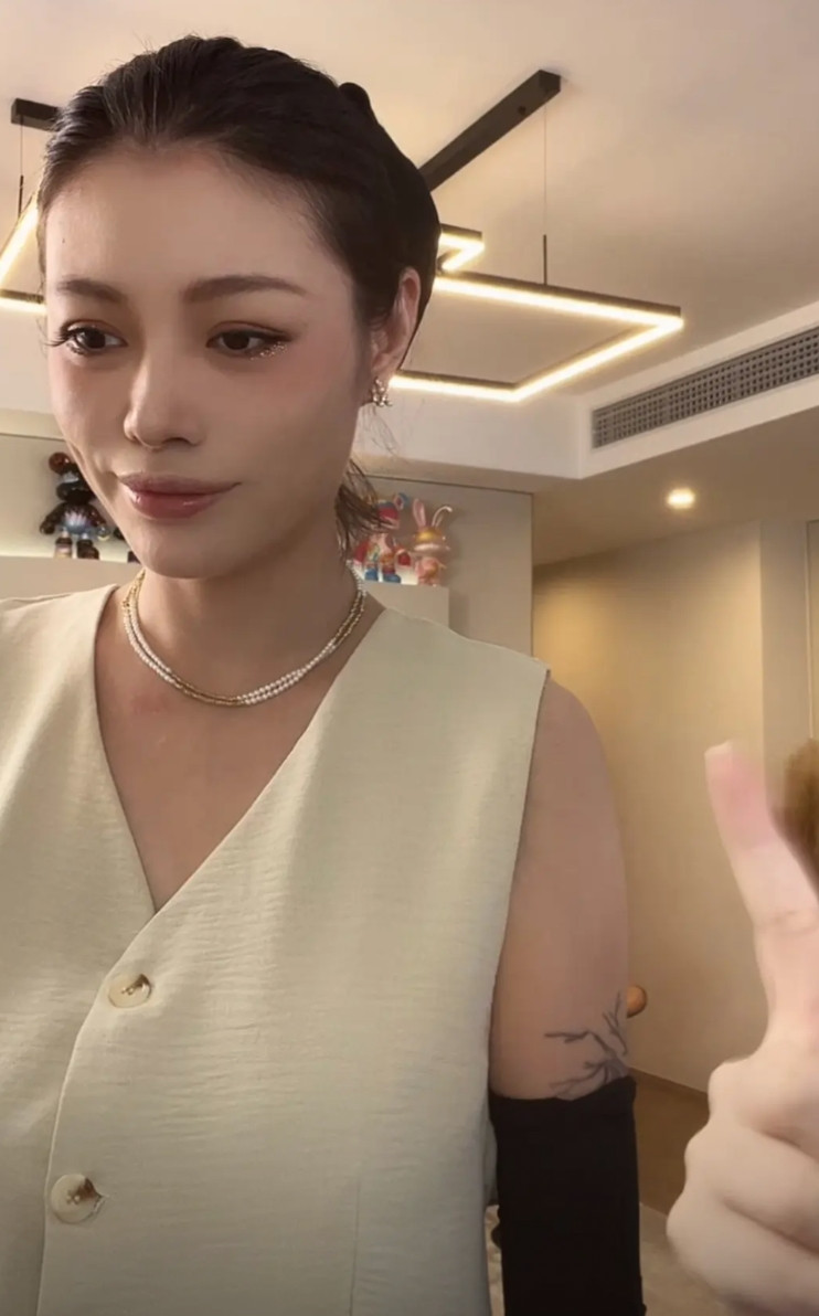 7月30日，葛荟婕出现在直播间，葛荟婕不愧为模特身材，衣服穿着很有型，同时跟她一