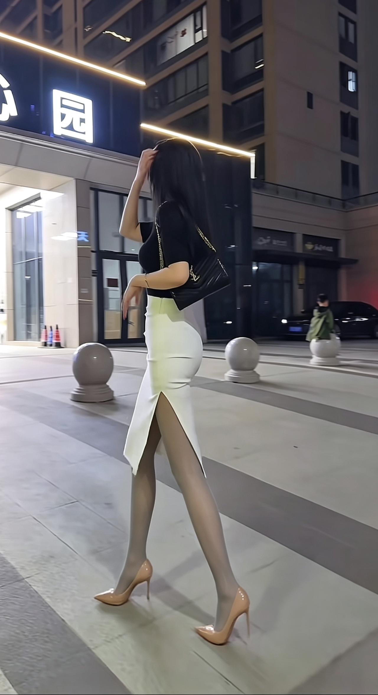 夜晚街头的时尚穿搭，走路带风。