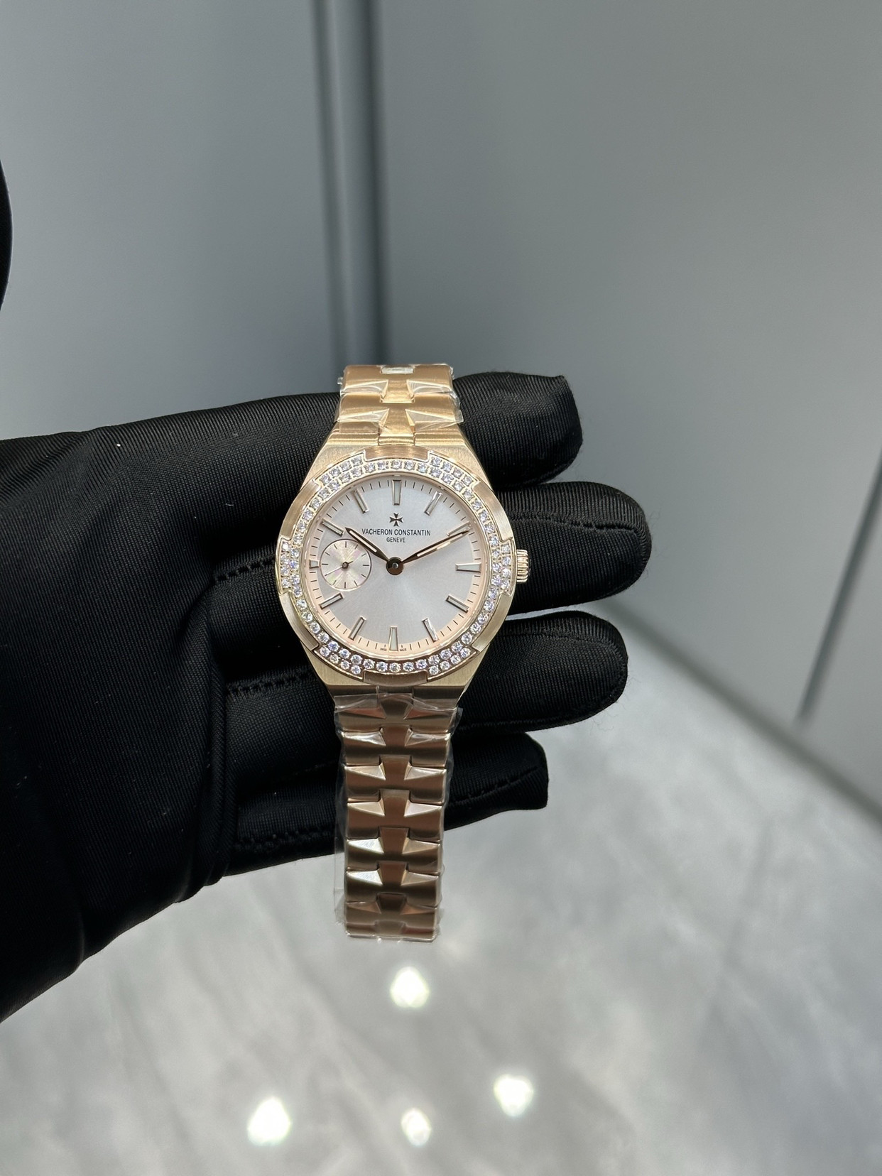 江诗丹顿纵横四海女表：钻圈点缀的优雅冒险江诗丹顿（VacheronConstantin）的纵横四海（