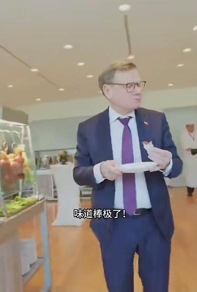 德国外长瓦德富尔吃完烤鸭说狠话据报道，德国外长瓦德富尔12月8日