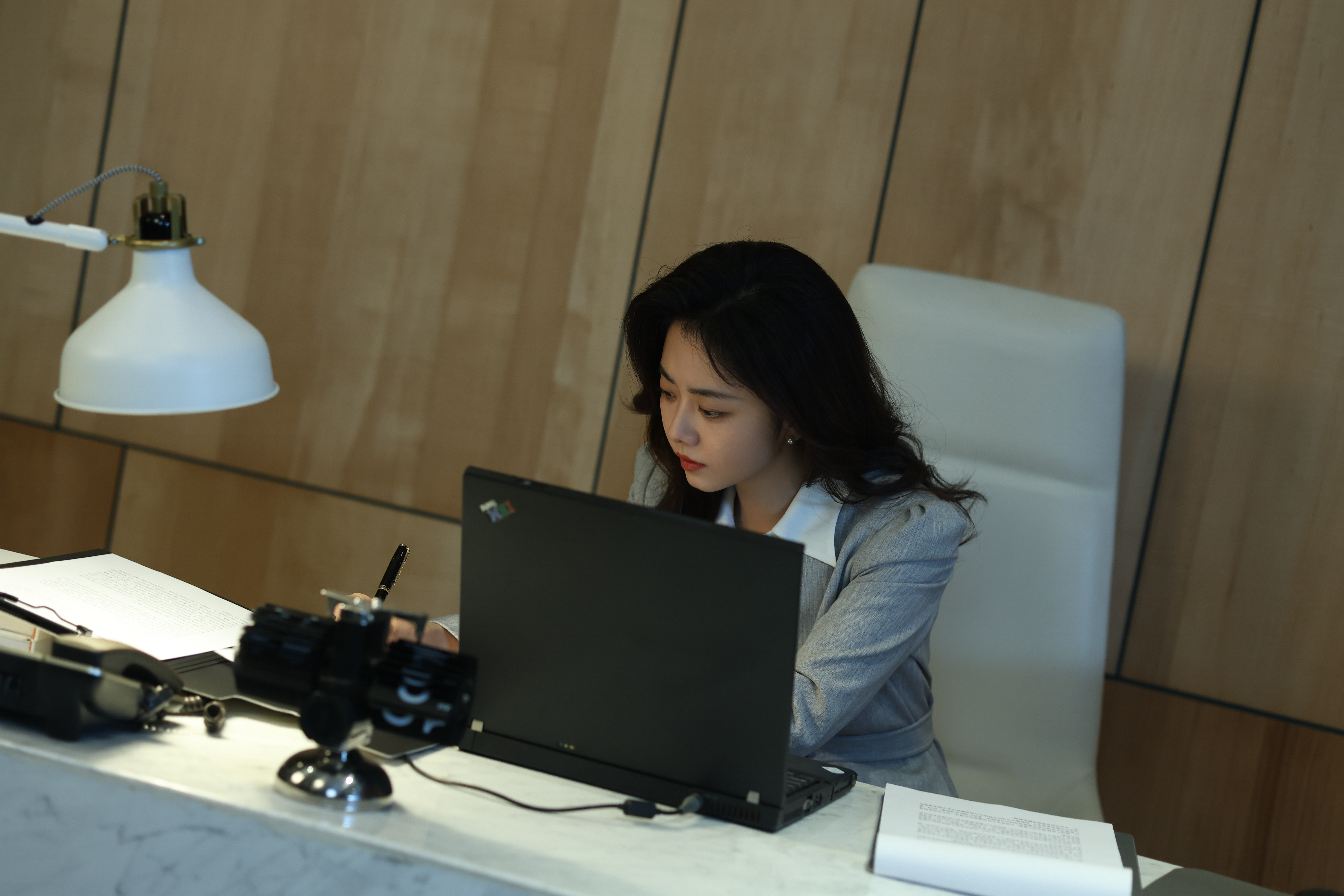 谭松韵👩💼谭松韵我的山与海方婉之带着闯劲与韧劲，在异乡的职场里踏实前行。从