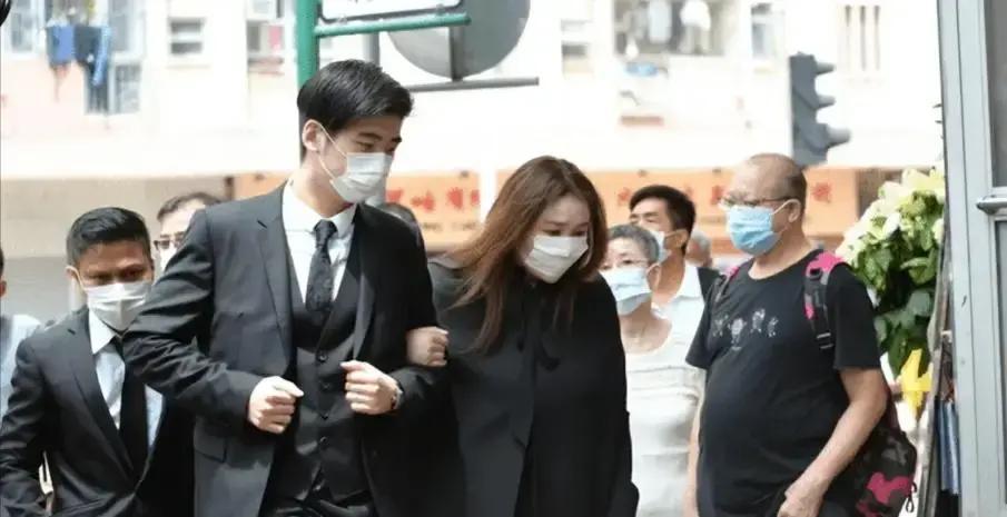 2019年夏天，赌王何鸿燊四太的长女何超盈嫁给了比自己小8岁的东北小伙辛奇隆，当