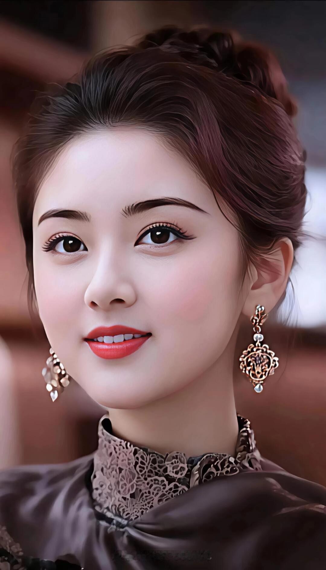 优雅东方美人，复古耳环与发髻相得益彰，尽显古典韵味。