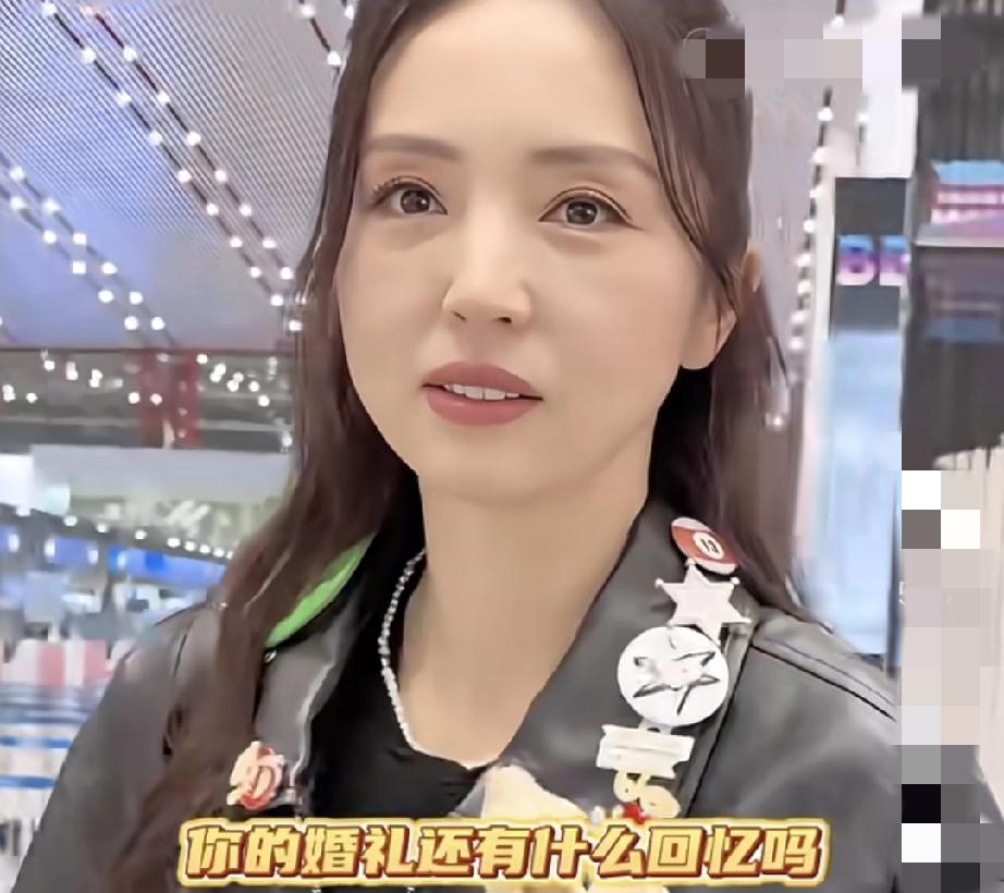 董璇近期在机场的一番言论引发热议，当被问及与张维伊的婚礼回忆时，正常人一般会礼貌