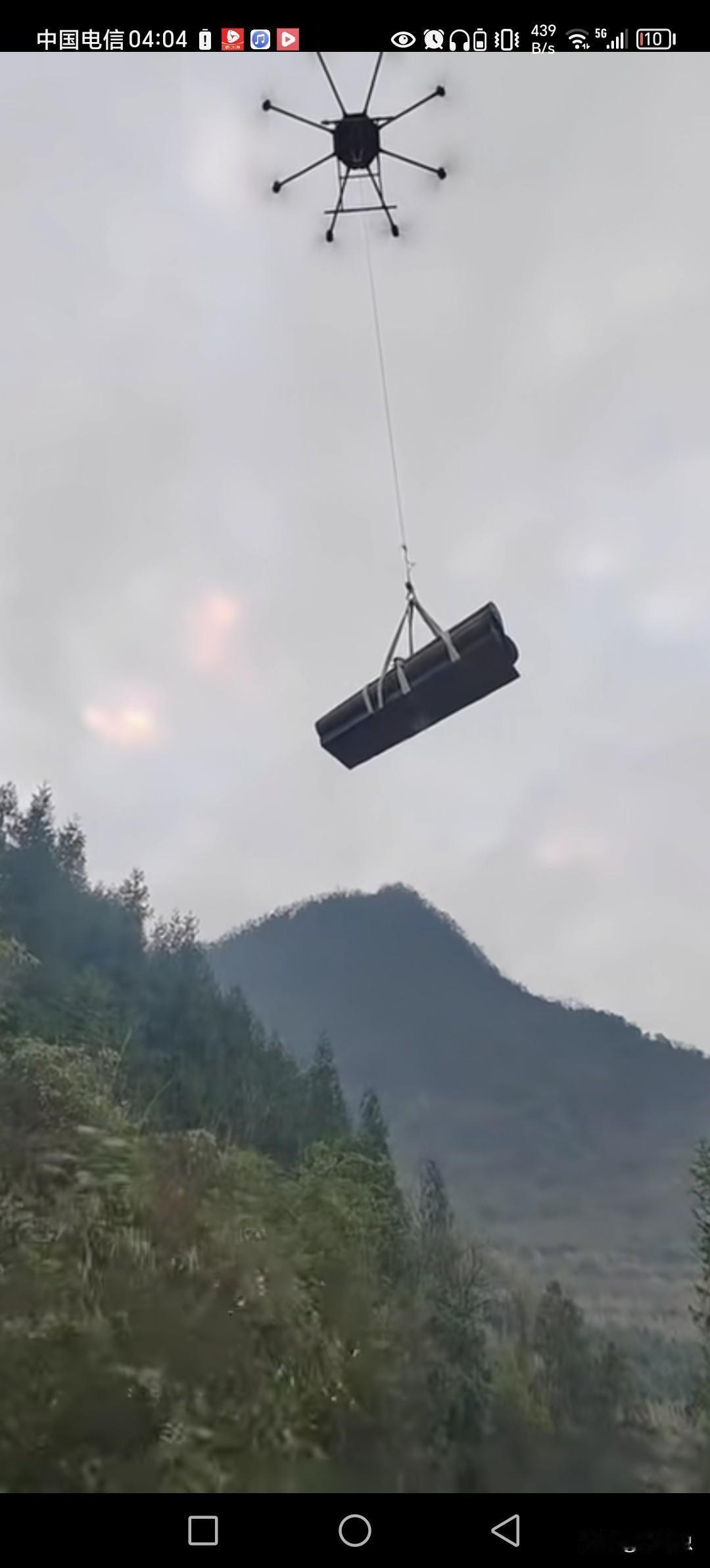 太牛掰了，现在无人机高空作业什么活都敢接。直接飞天升棺发财了，以前要全村人扛。