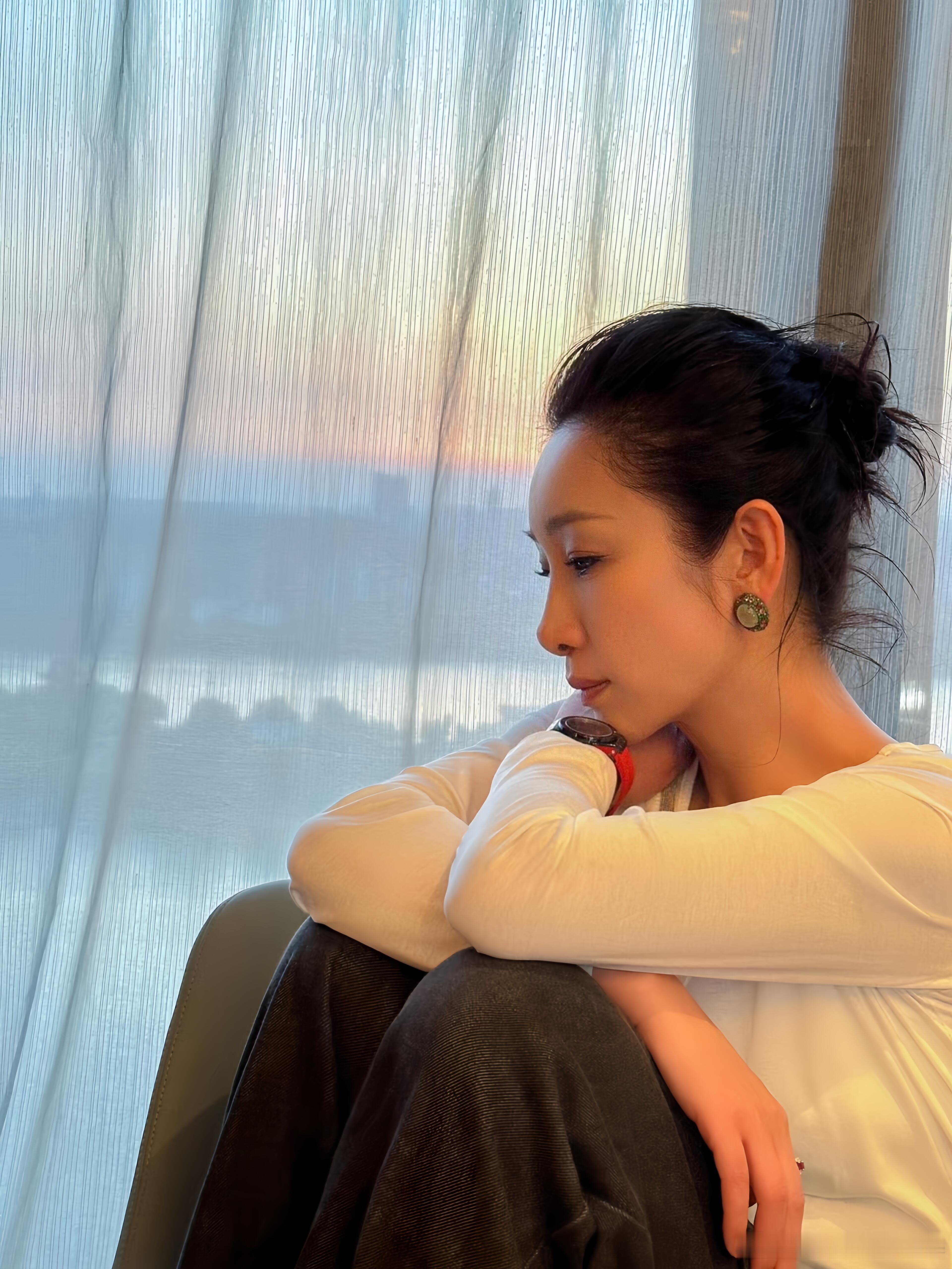 秦海璐好像语文书里的插画秦海璐在《主角》真的美晕我了！这个造型真的很贴切，如同书
