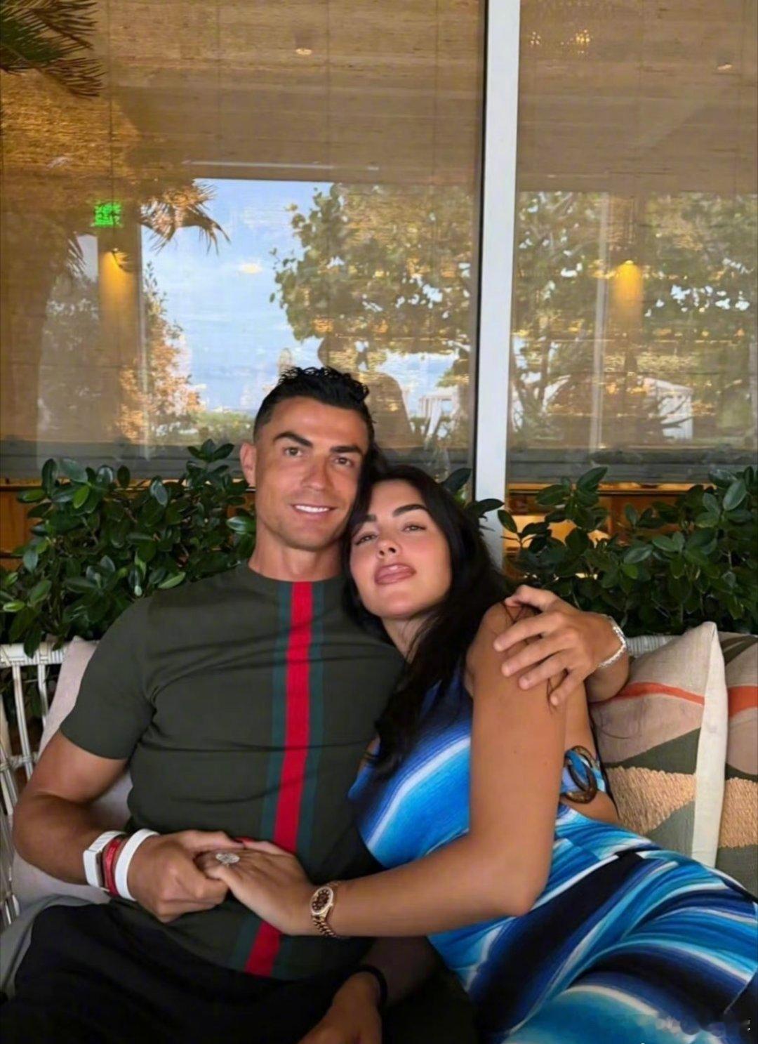 C罗宣布结婚我一直以为C罗已经结婚了，没想到他一直都没接啊，看来这次突然宣布结