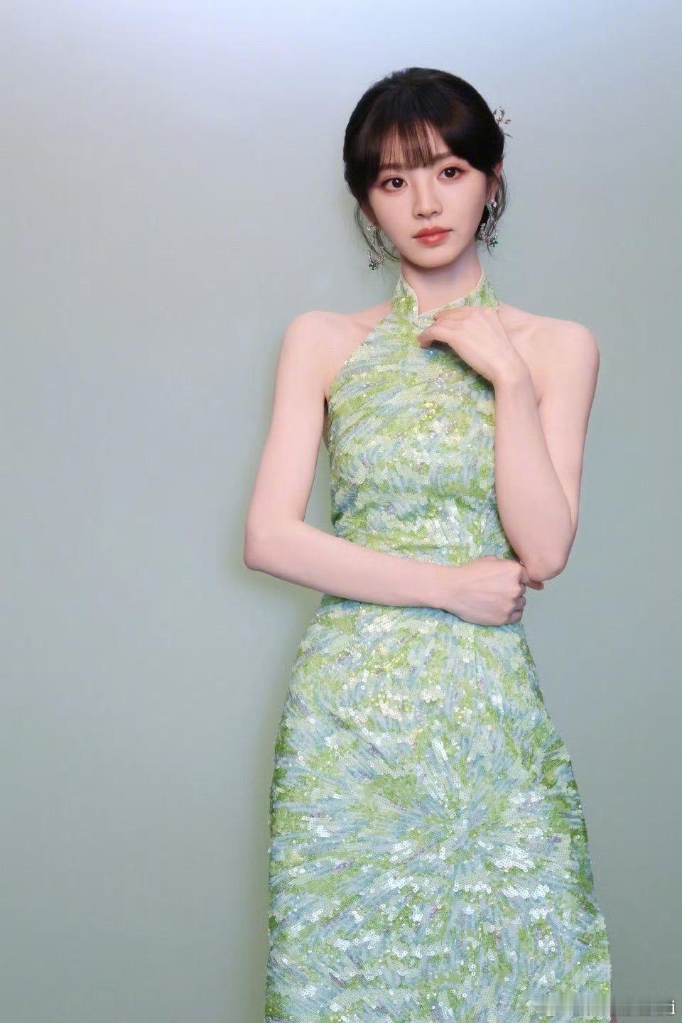 田曦薇新中式风这个身材这个容貌我慕了，田曦薇你真是太优秀了