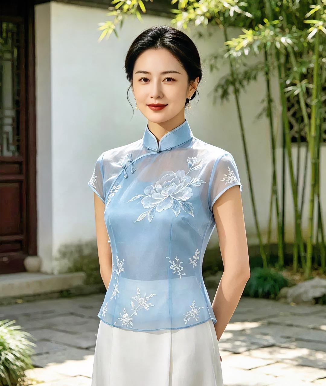 竹影刚落，风就轻了浅蓝旗袍绣着云和花白裙接住一院光她站在那里像刚