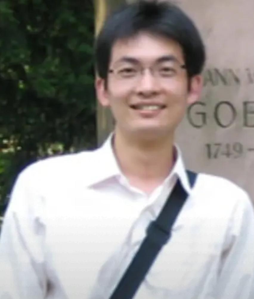 付磊和妻子汪海英都是党员，而且结婚后都在武汉大学工作，其中妻子汪海英还是学校的行