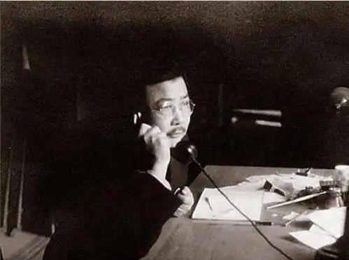 1937年，李克农外出散步，突然，一个老农故意朝他扔了一个纸团，他捡起来一看，脸