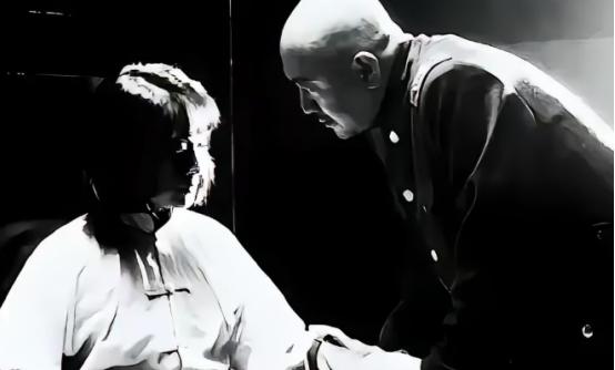 1941年，汉奸头子周世奎半夜审讯女地下党，当他掀开对方头发时，却瞬间面如死灰，