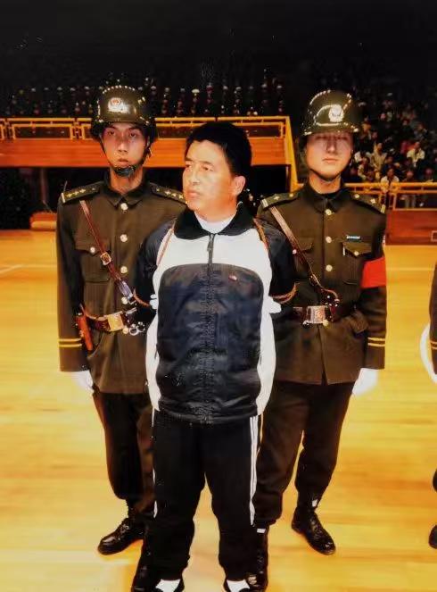 那会儿这事儿闹得挺大，整个昆明都慌得不行。一个假警察团伙，开着假警车，专门拦路抢