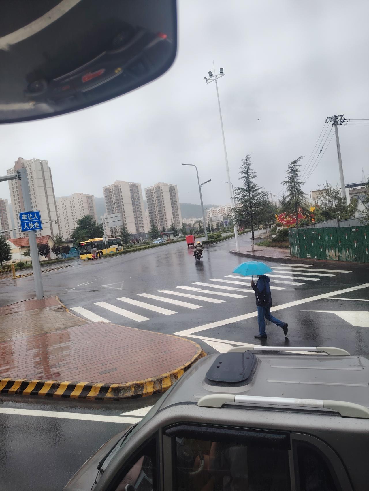 今天来甘肃天水市，正好是下雨，街面整洁，非常繁荣，气温清凉，没有夏天热的感觉。