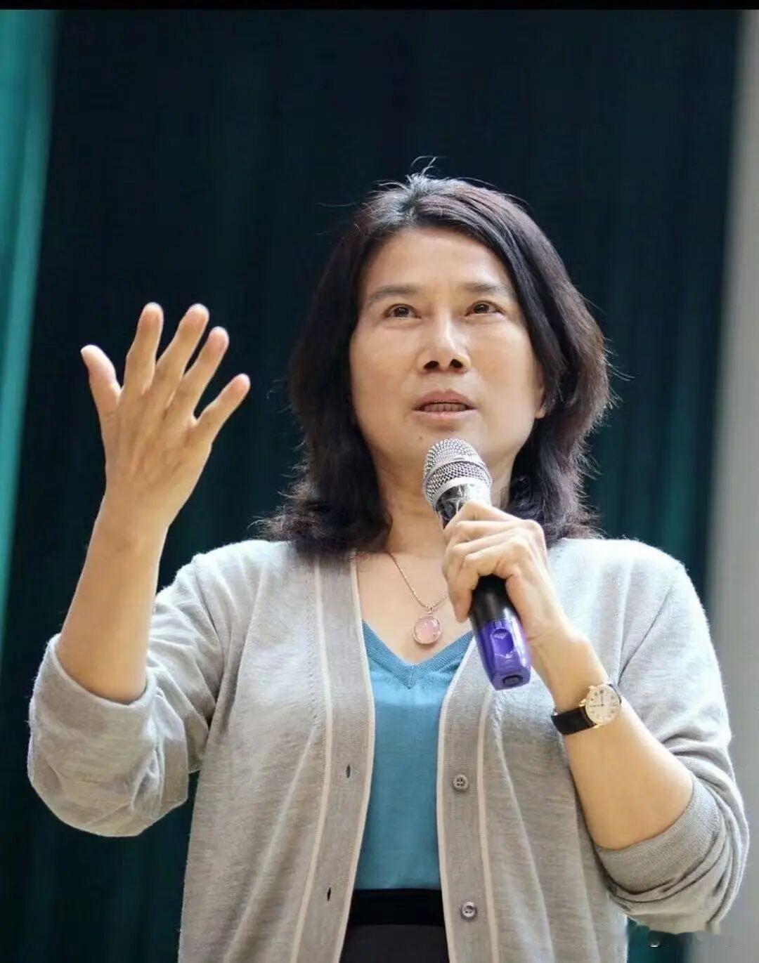 格力去年营收利润双双下滑，股东大会现场更是变成“新品推介会”，更离谱的是，董