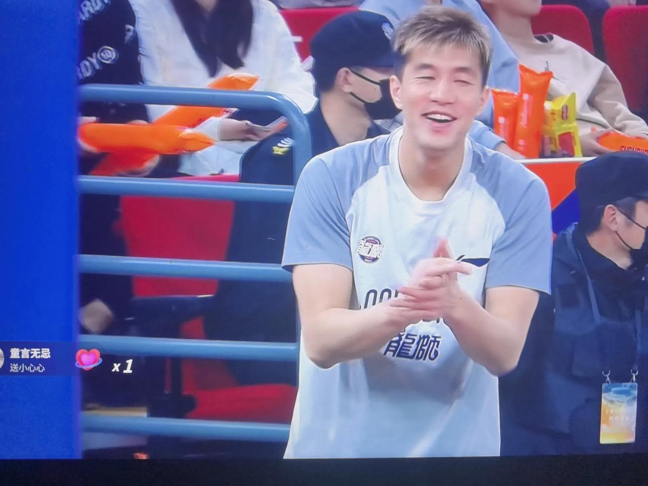 27:13首节结束，客场作战的龙狮队遥遥领先于上海队，看看郭艾伦有多开心…今晚